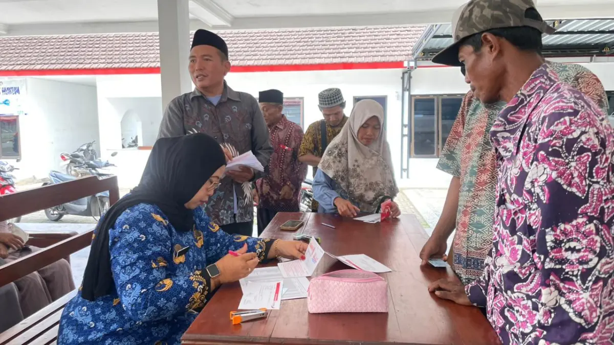 DITERIMA: Pencairan insentif guru ngaji di Kantor Desa Wringinagung, Kecamatan Jombang, pertengahan Maret lalu. (PPID JEMBER)