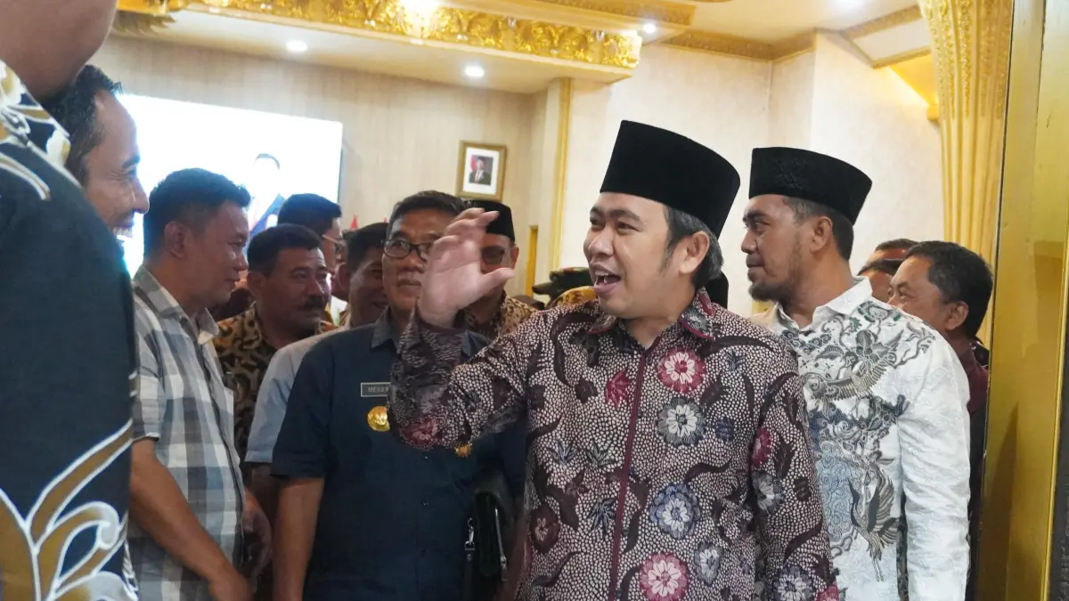 Gus Fawait di sela-sela kesempatan bertemu dengan sejumlah kepala desa di Pendapa Wahyawibawagraha Jember, (26/3/2026). (Maulana/Radar Jember)