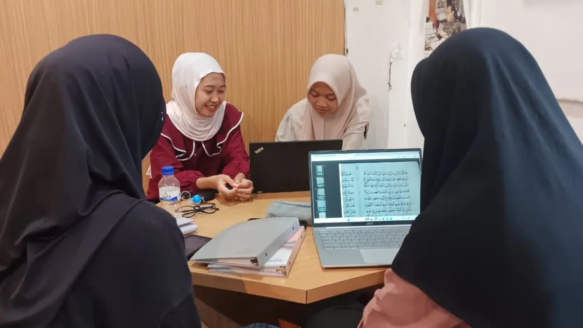 KERJA KELOMPOK: Mahasiswa UIN KHAS Jember asik ngobrol di ruang perpus sembari melihat manuskrip kuno yang telah didigitalisasi oleh UPT Perpustakaan UIN KHAS Jember. (M ADHI SURYA/RADAR JEMBER)