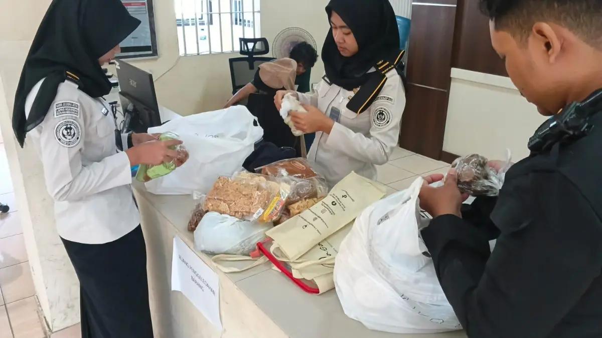 Lapas Kelas IIA Ngaseman Laksanakan Pemeriksaan Barang Bawaan Pengunjung WBP
