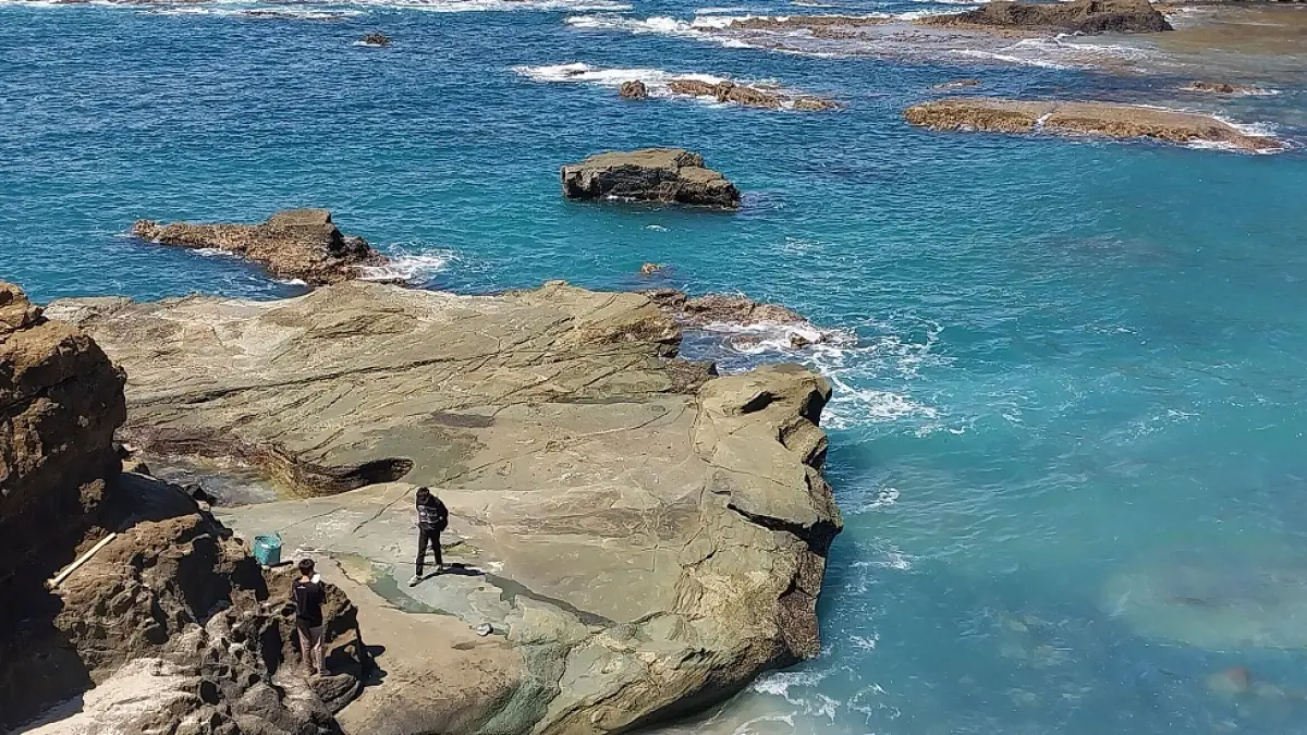 MASIH MENCARI: Tim SAR terus memantau perairan yang berada di sekitar Papuma, kemarin (2/4). Hari ini, hari terakhir pencarian korban di Pantai Papuma akan diperluas. (JUMAI/RADAR JEMBER)