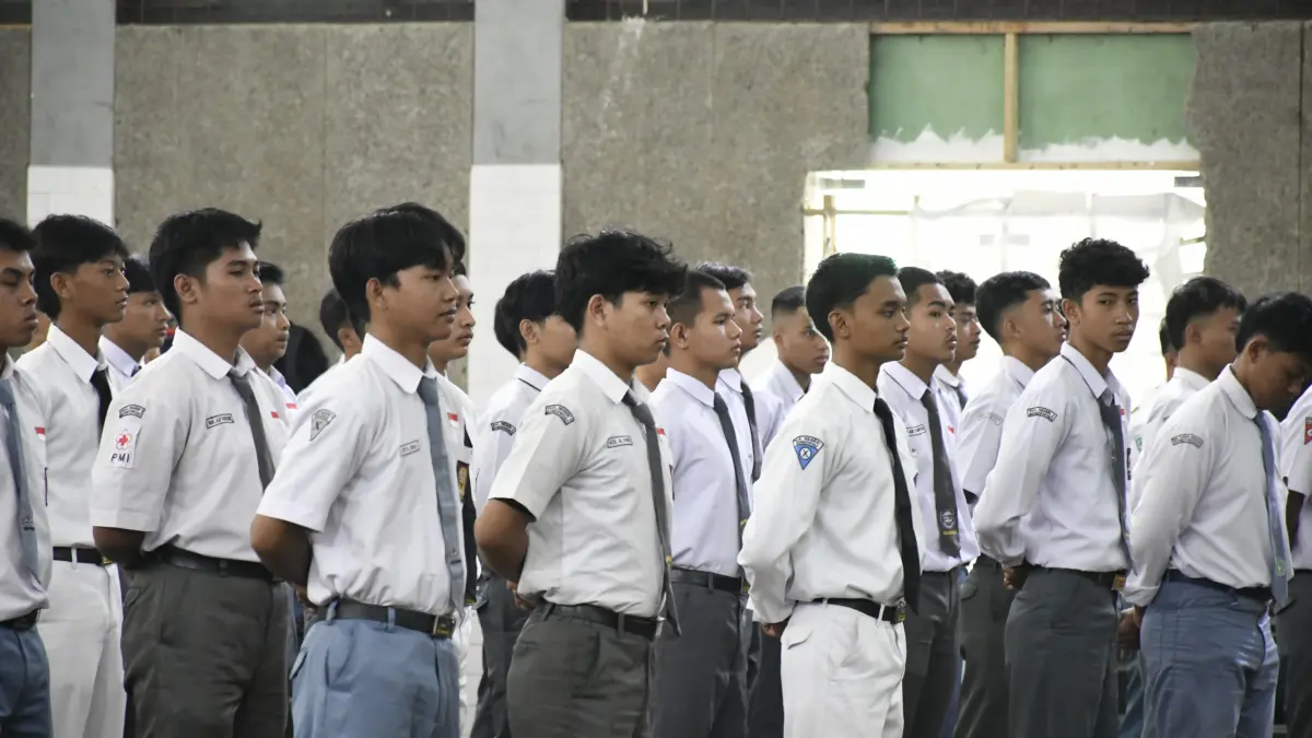 MENYIMAK: Sejumlah calon Paskibraka saat mengikuti seleksi tahap pertama, kemarin (31/3). (FAQIH/RJ)