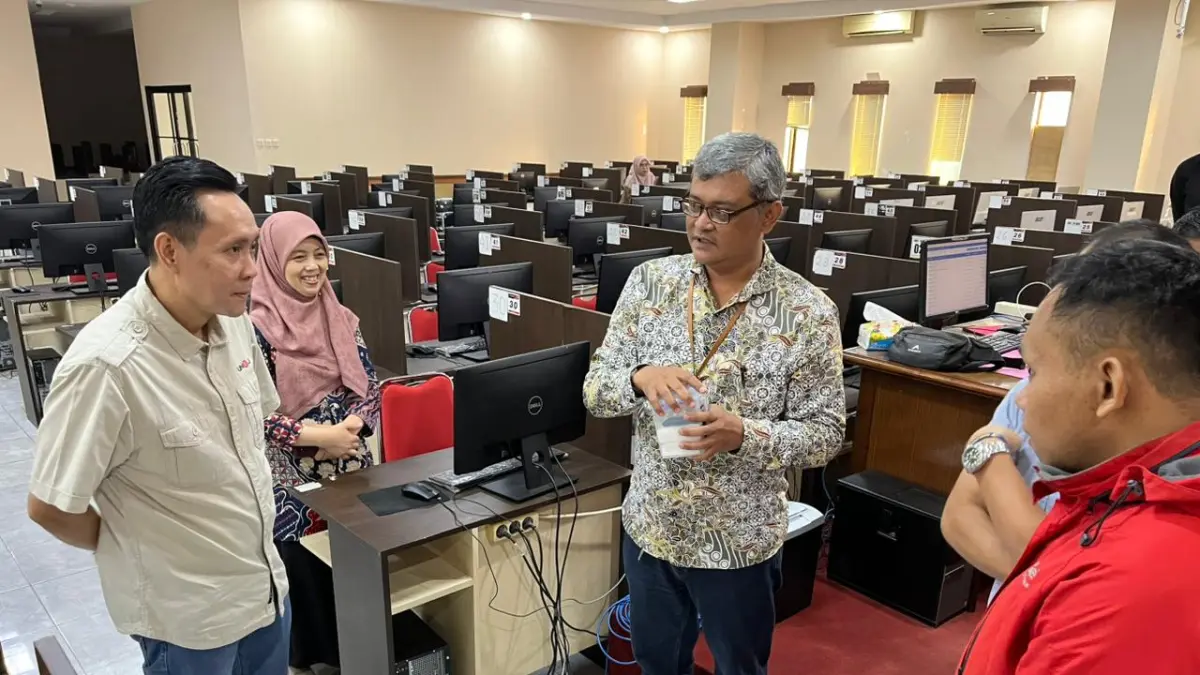 PERSIAPAN:&nbsp;Kepala LPMPP Unej, Prof. Ermanto Fahamsyah (kiri) didampingi Koordinanator Pelaksana Pusat UTBK SNBT UNEJ, Ns. Anisah Ardiana (berjilbab) berdiskusi bersama para teknisi TIK Unej. (HUMAS UNEJ)