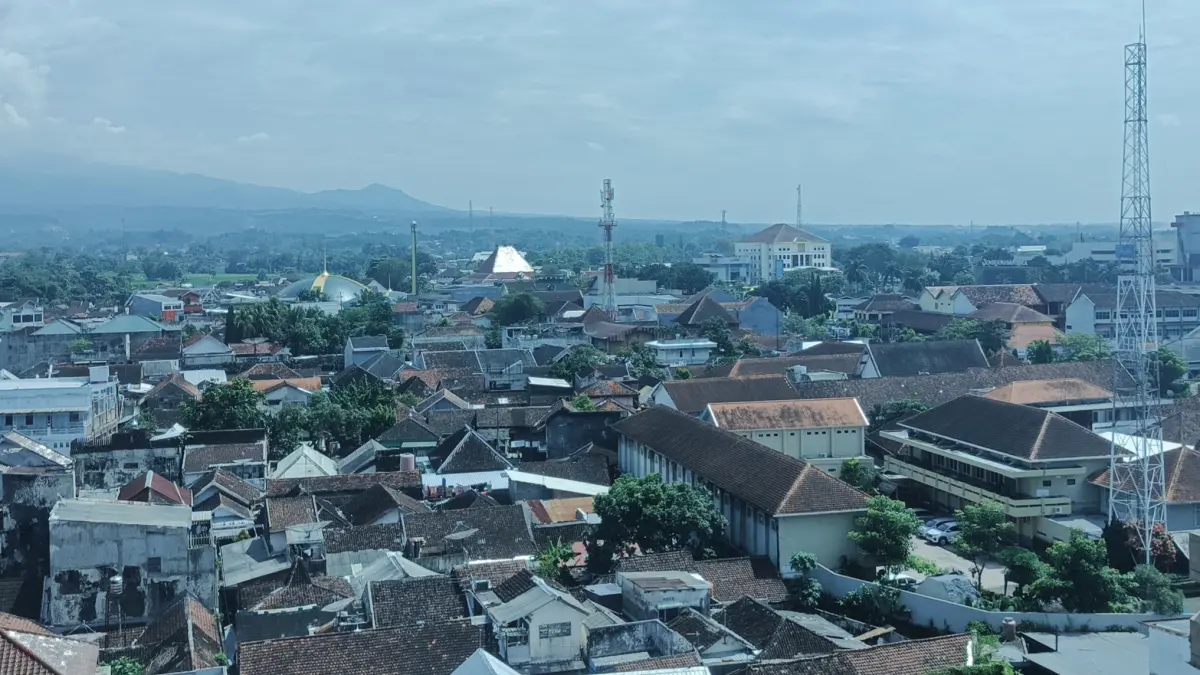Pertumbuhan penduduk setiap tahunnya membut kebutuhan akan hunian ikut terkerek. Terlebih di kawasan perkotaan yang didominasi masyarakat urban, lahan terbatas, dan mobilitas yang begitu cepat. (Foto: Maulana/Radar Jember)