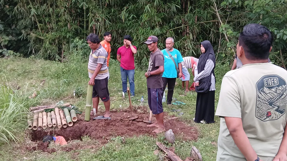 SEDERHANA: Petugas memakamkan bayi yang ditemukan meninggal dunia di pinggir jalan di kompleks pemakaman Mr X beberapa waktu lalu. (ILHAM/RJ)