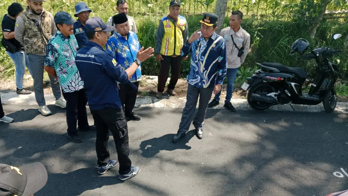 SIAP DIPERBAIKI: Sejumlah titik ruas jalan yang sudah mulai diperbaiki beberapa waktu lalu. (FAQIH/RJ)