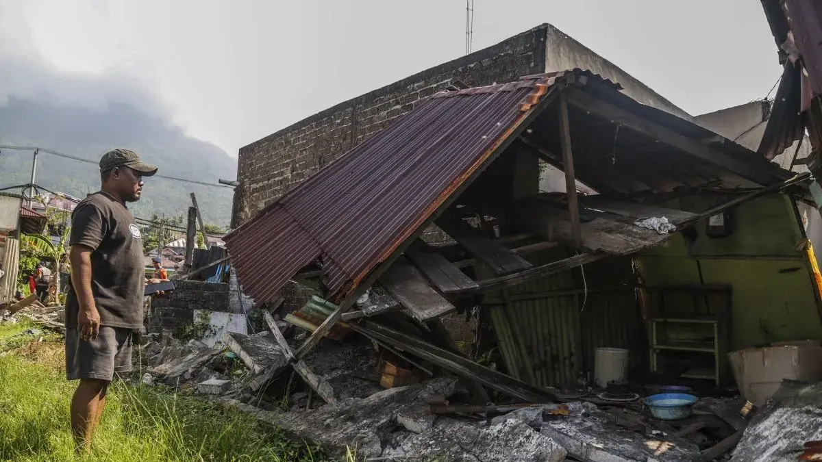 Warga mengamati rumah rusak terdampak gempa di Kelurahan Gambersi, Ternate, Maluku Utara, Kamis (2/4/2026). Gempa bumi yang terjadi pukul 06.48 WIT pada kedalaman 18 km di perairan Bitung, Sulawesi Utara dan Maluku Utara tersebut mengakibatkan bangunan rumah warga di Kelurahan Gambesi Ternate mengalami rusakringan. (ANTARA FOTO/Andri Saputra/foc)
