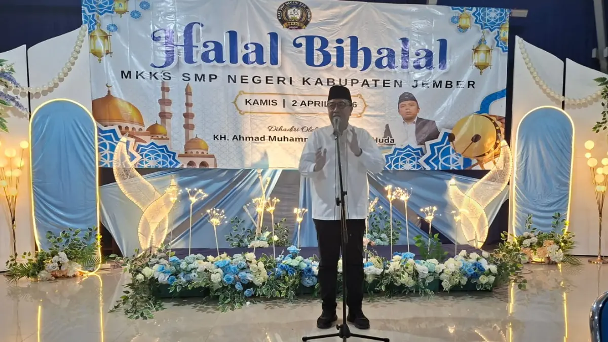 JALIN SINERGI: Halalbihalal MKKS SMP Negeri di SMPN 1 Jember, Kamis (2/4) malam. Ini menjadi momentum mempererat sinergi antarkepala sekolah. (SIDKIN/RJ)
