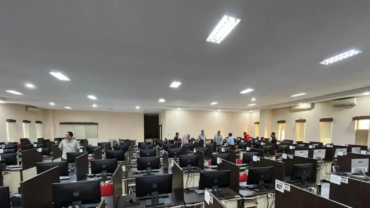 Persiapan Universitas Jember dalam menyiapkan komputer untuk UTBK SNBT 2026. (DOK HUMAS UNEJ)