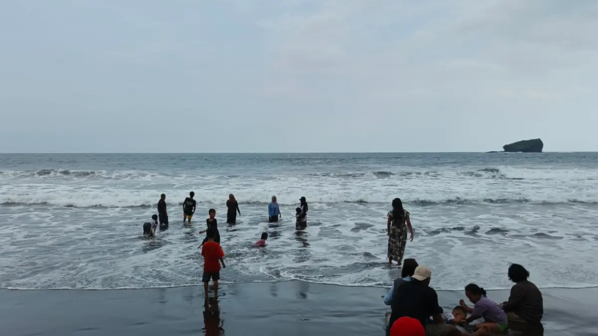PRIORITAS KEAMANAN: Sejumlah pengunjung Pantai Watu Ulo yang mandi di sekitar bibir pantai yang langsung berhadapan dengan Samudera Hindia ini. (MAULANA/RADAR JEMBER)
