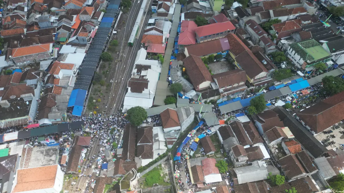 RAMAI: Foto dari udara, kereta api lewat di tengah-tengah kerumunan para peziarah Haul Habib Sholeh pada tahun 2024. (DOK RADARJEMBER)
