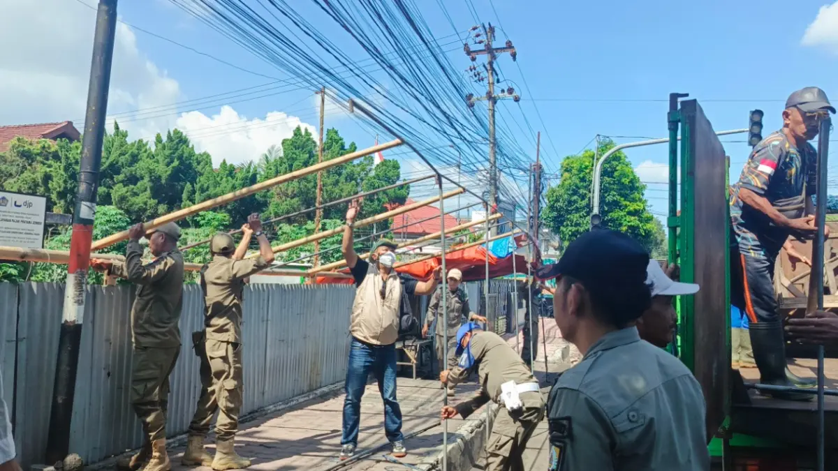 SEMPAT DITINDAK: Personel gabungan saat melakukan penertiban lapak pedagang di sekitar ruas jalan Gajah Mada dan Hayam Wuruk, beberapa pekan lalu (13/03). Kini, ruas jalanan tersebut kembali dihuni PKL. (MAULANA/RADAR JEMBER)