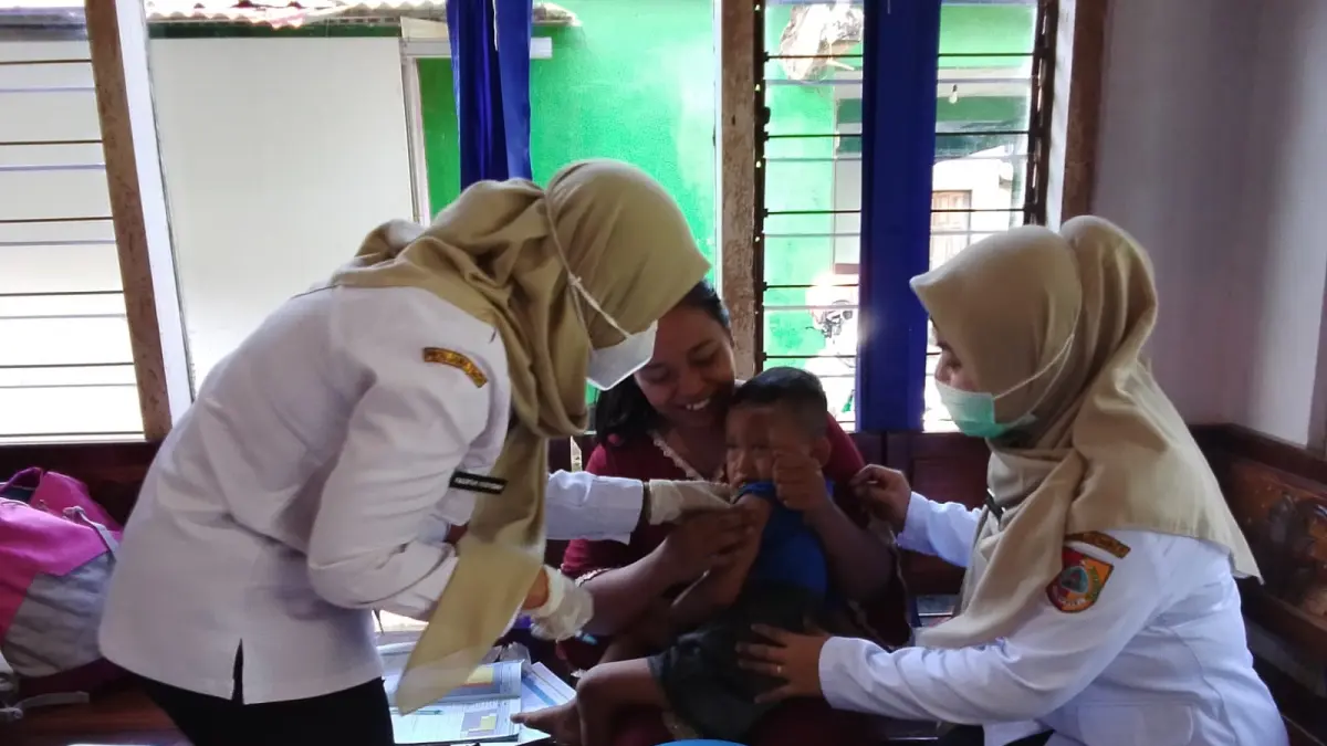 SIGAP: Tim medis beri layanan imunisasi campak guna lindungi anak dari penyakit menular. (PUSKESMAS BANJARSENGON)