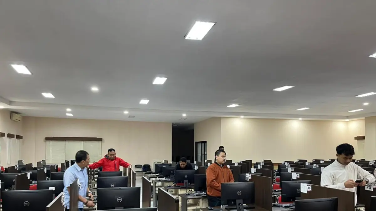Teknisi TIK UNEJ mempersiapkan komputer untuk uji coba UTBK SNBT 2026. (DOK HUMAS UNEJ)