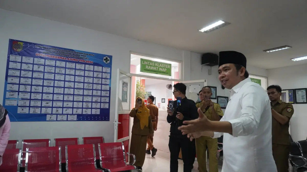 TERUS CEK LAYANAN: Bupati Gus Fawait saat mengecek sejumlah pelayanan dan beberapa fasilitas di Puskesmas Ajung, beberapa pekan lalu (10/03). (MAULANA/RADAR JEMBER)