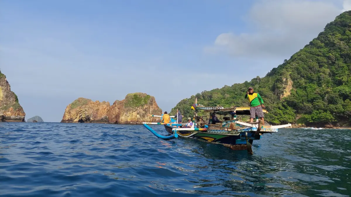 TETAP NIHIL: Nelayan Payangan, Dusun Watu Ulo, Desa Sumberejo, Kecamatan Ambulu turut menyisir laut dalam pencarian jasad korban M. Sheva Yusuf asal Cianjur yang terseret ombak Pantai Papuma, 28 Maret lalu. (JUMAI/RADAR JEMBER)