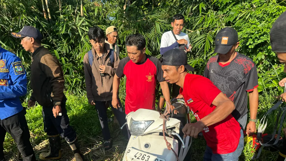 EVAKUASI: petugas dan warga saat evakuasi motor yang terjun ke sungai, Sabtu (4/4/2026) (Damkar Bondowoso)