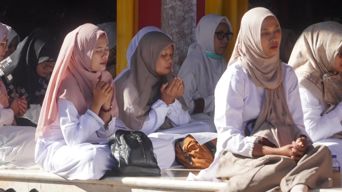 KHUSYUK: Istigasah yang digelar SMPN 2 Jember ini diikuti semua siswa dan orang tua siswa kelas IX di Masjid Cheng Ho jelang pelaksanaan TKA. (SIDKIN/RJ)
