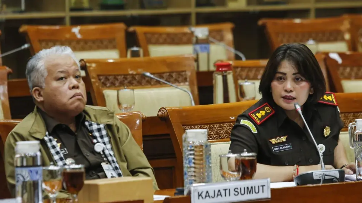 Kepala Kejaksaan Tinggi Sumatera Utara Harli Siregar (kiri) dan Kepala Kejaksaan Negeri Kabupaten Karo Danke Rajagukguk (kanan) menyampaikan pendapat saat rapat dengar pendapat umum (RDPU) dengan Komisi III DPR di Kompleks Parlemen, Senayan, Jakarta, Kamis (2/4/2026). (Antara/Asprilla Dwi Adha)