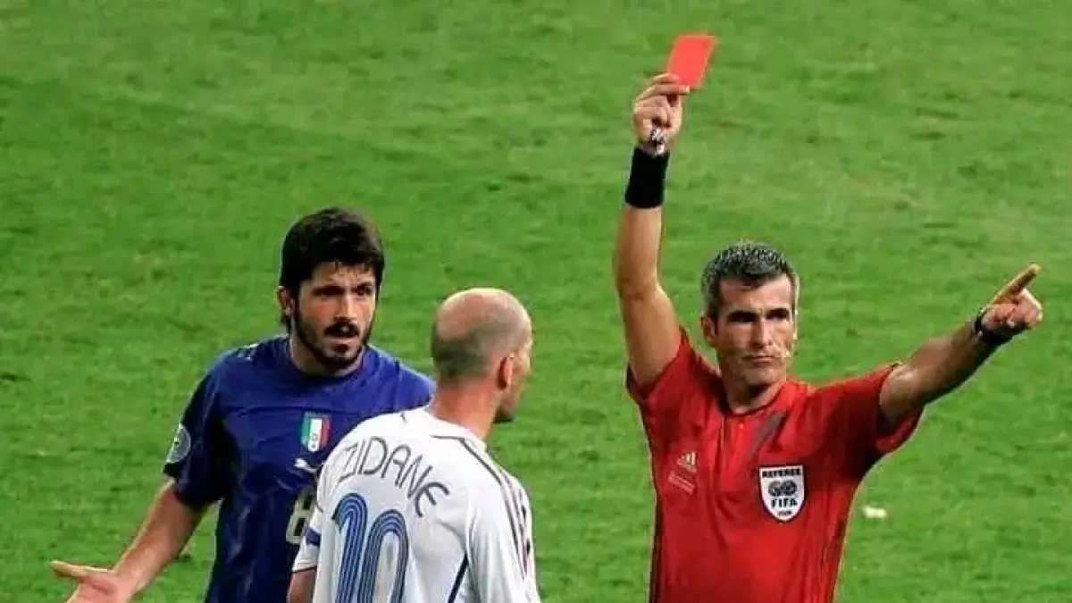Zinédine Zidane (Prancis) menerima kartu merah dari wasit Horacio Elizondo saat Final Piala Dunia 2006 antara Italia dan Prancis. Saat itu Zidane dikeluarkan dari lapangan karena menanduk pemain Italia, Marco Materazzi, pada babak perpanjangan waktu. (Dok. Darren)