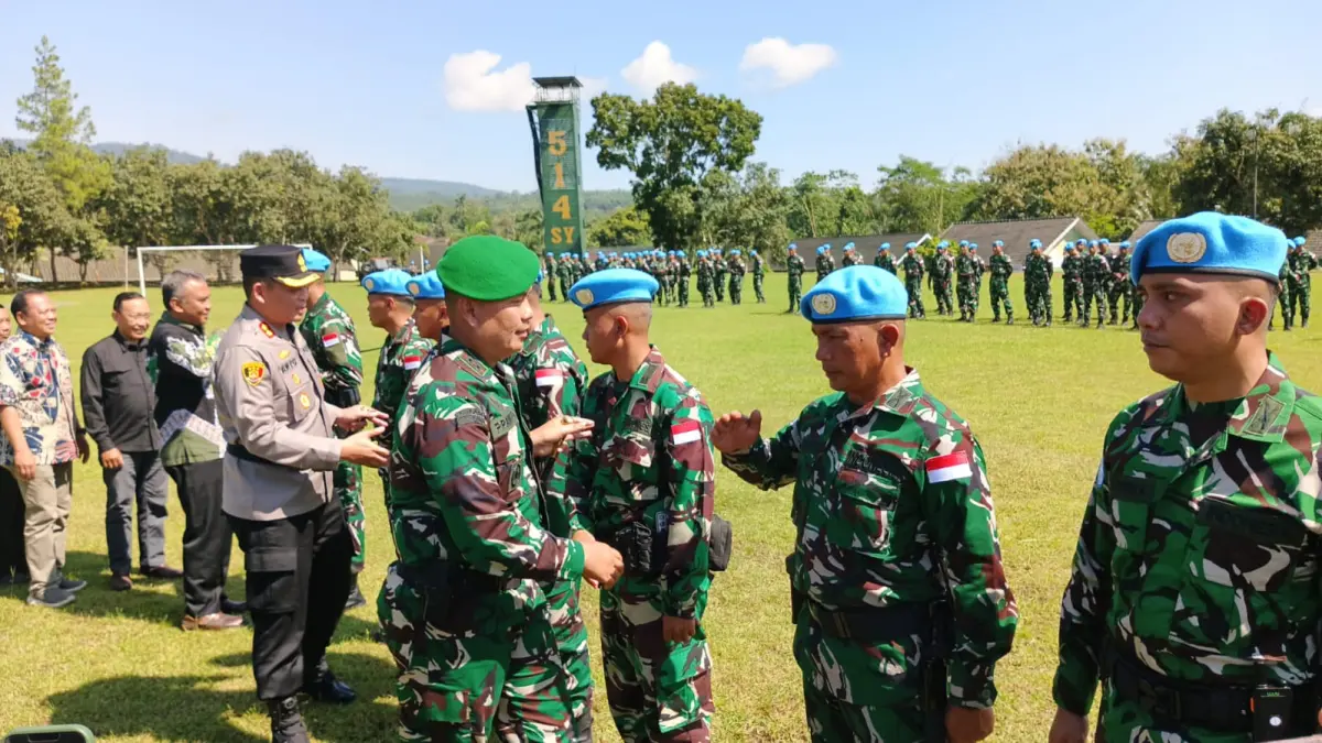 BERSIAP: Dandim 0822 Bondowoso, Letkol Inf Prawito bersama sejumlah pihak terkait lainnya, memberikan semangat kepada para prajurit TNI yang akan berangkat ke Lebanon. (ILHAM/RJ)