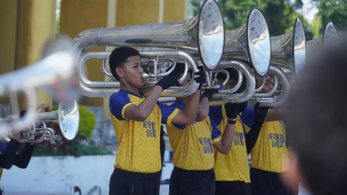 INTENSIF: Atlet Jember Marching Band (JMB) berlatih di Stadion Jember Sport Garden (JSG) pada libur panjang kemarin. Ini untuk memantapkan persiapan menuju AMG 2026 di Malaysia. SIDKIN ALI/RADAR JEMBER. (SIDKIN ALI/RADAR JEMBER)