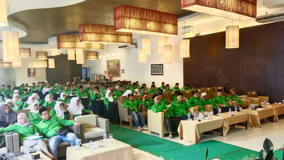 MENGIKUTI DENGAN SEKSAMA: Sejumlah pengurus partai saat mengikuti Muscab DPC PKB Bondowoso, kemarin (4/4). (FAQIH/RJ)