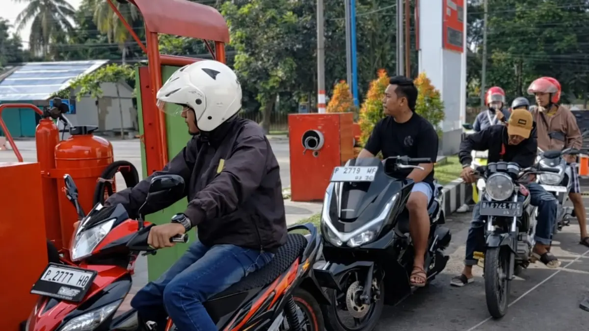 MENUNGGU GILIRAN: Antrean BBM mengular hampir setiap hari sejak awal April di beberapa SPBU di Jember. (M ADHI SURYA/RADAR JEMBER)