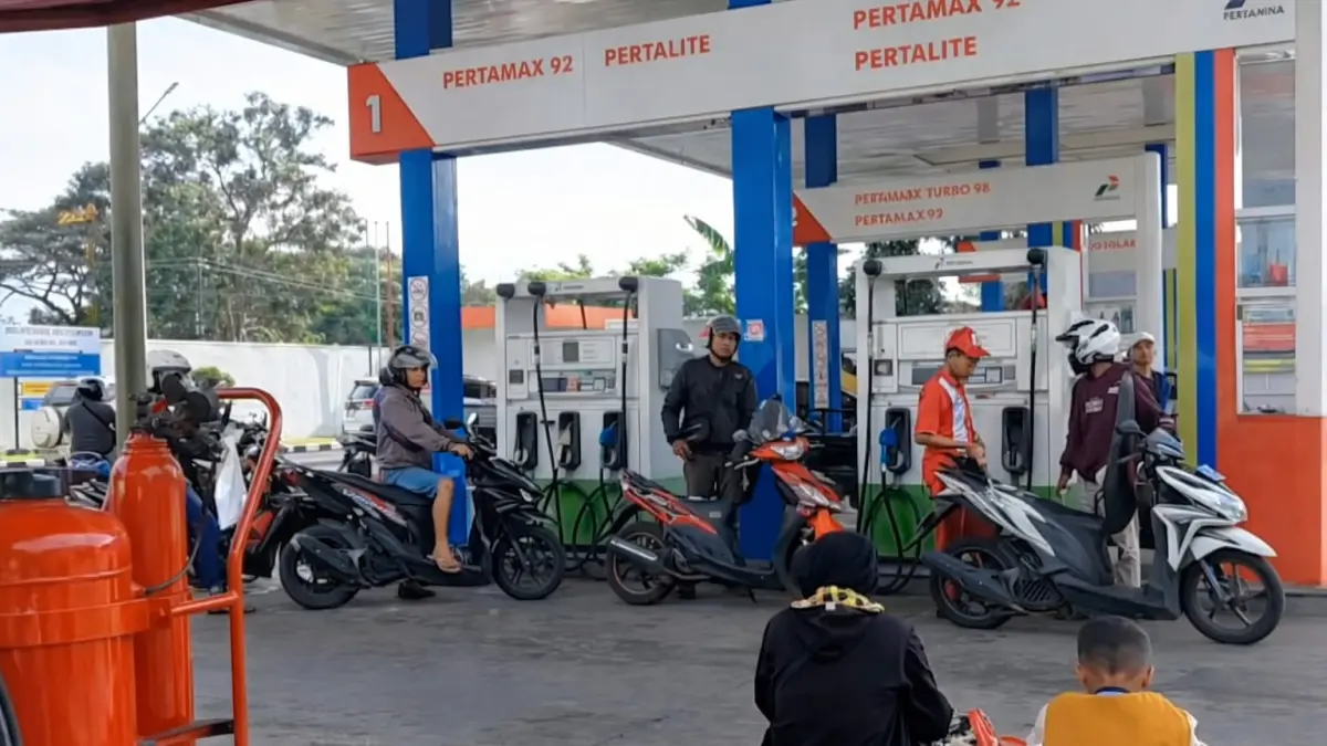 MENUNGGU GILIRAN: Antrean BBM mengular hampir setiap hari sejak awal April di beberapa SPBU di Jember. (M. Adhi Surya/Radar Jember)