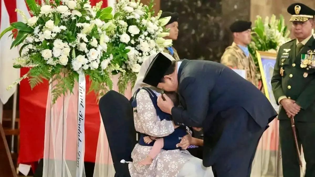 Momen Haru saat Prabowo Cium Kepala Anak Prajurit TNI yang Gugur di Lebanon. (Dok. Kemenhan)