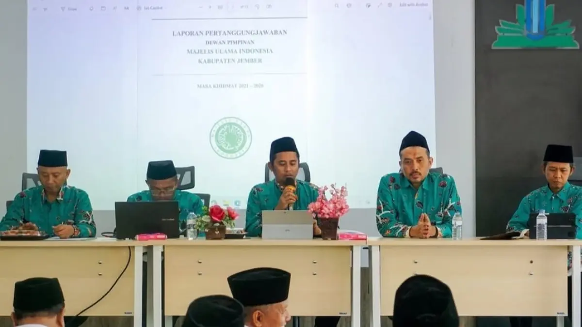 MUSDA MUI: KH Abdul Haris (dua dari kanan) kembali terpilih secara aklamasi untuk menjadi Ketua MUI Jember. (MUI JEMBER)