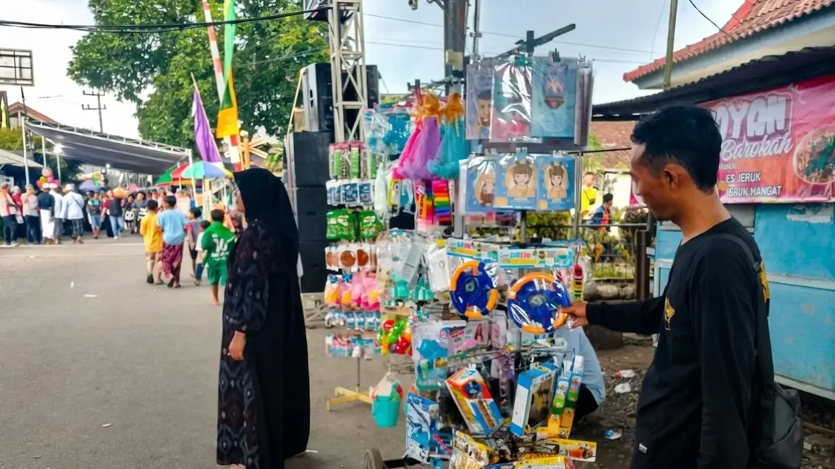 Salah satu pedangang yang melapak di sekitar lokasi acara Haul Habib Sholeh Tanggu, Jember.