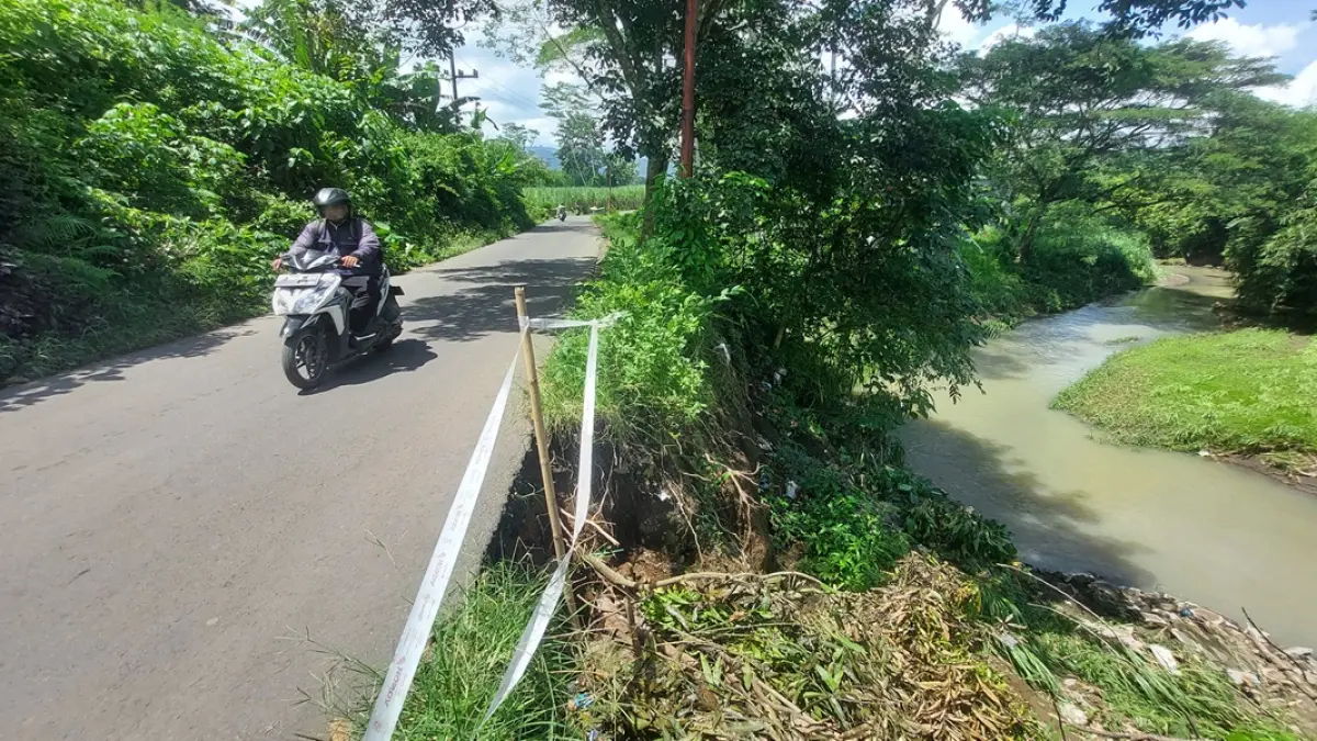 AMBROL: Plengsengan di jalan penghubung Desa Pondokrejo–Curahtakir mengalami kerusakan. (JUMAI/RJ)