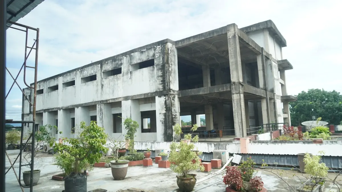 BANGUNAN TINGGI: Gedung RSD dr Soebandi yang mangkrak lebih dari enam tahun. Rencananya pembangunannya bakal kembali dilanjutkan tahun ini. (SIDKIN ALI/RADAR JEMBER)