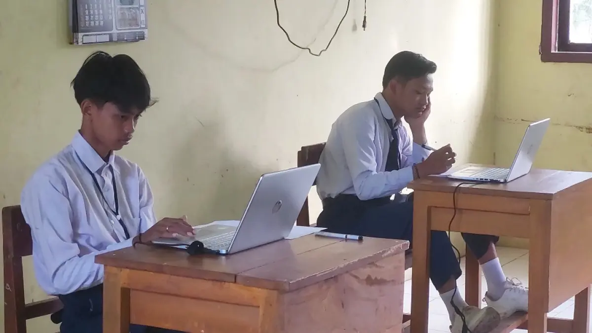 BERGABUNG:&nbsp;Dua siswa kelas IX SMPN 4 Tempurejo mengerjakan TKA di SMPN 2 Tempurejo. (JUMAI/RADAR JEMBER)