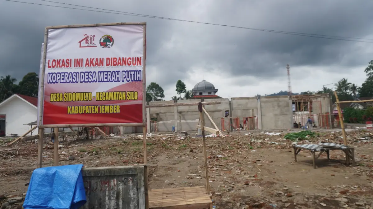 BERPROSES: Pembangunan gerai Koperasi Desa Merah Putih (KDMP) Sidomulyo, Silo. Pemerintah menyediakan akses pinjaman bagi KDMP hingga limit Rp 3 miliar melalui skema pinjaman. (SIDKIN ALI/RADAR JEMBER)