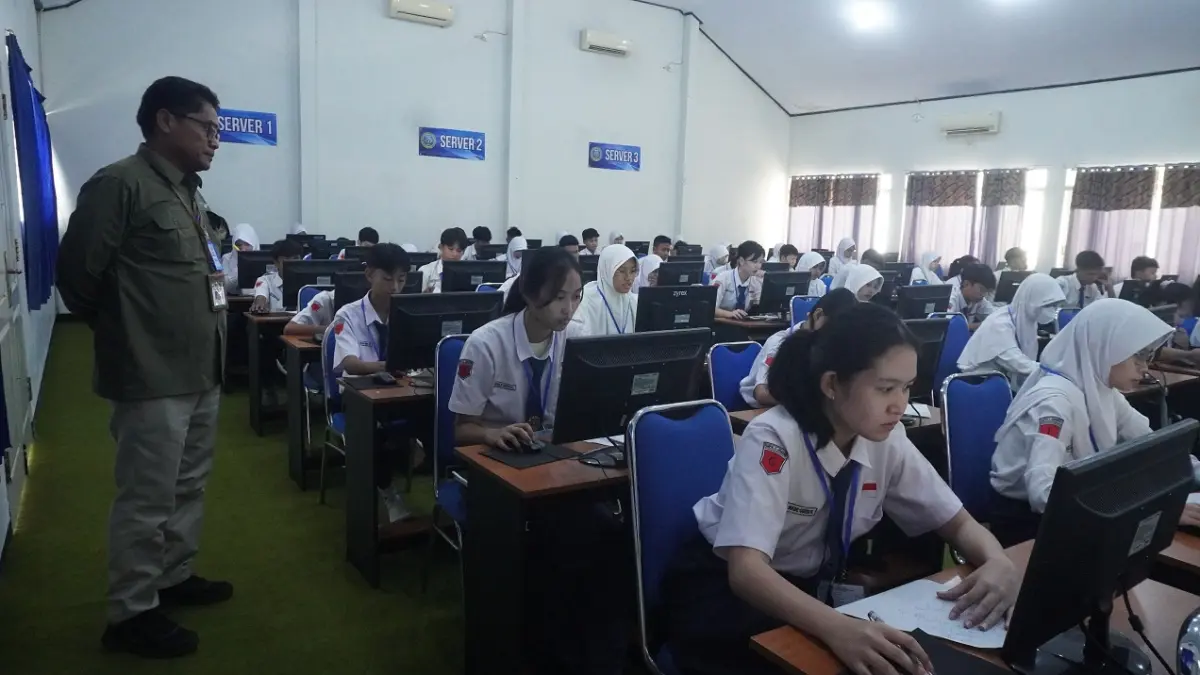 DITINJAU LANGSUNG: BBPMP Jatim dan Dispendik Jember meninjau pelaksanaan TKA SMP, kemarin (6/4). Hal ini untuk memastikan TKA berjalan lancar. (SIDKIN ALI/RADAR JEMBER)