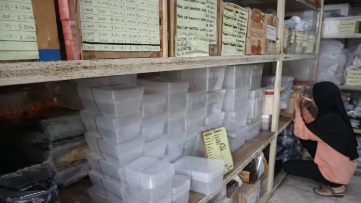 JUAL BELI: Karyawan toko plastik di Jalan Trunojoyo, Kelurahan Kepatihan, Kaliwates melayani konsumennya. (ADHI SURYA)
