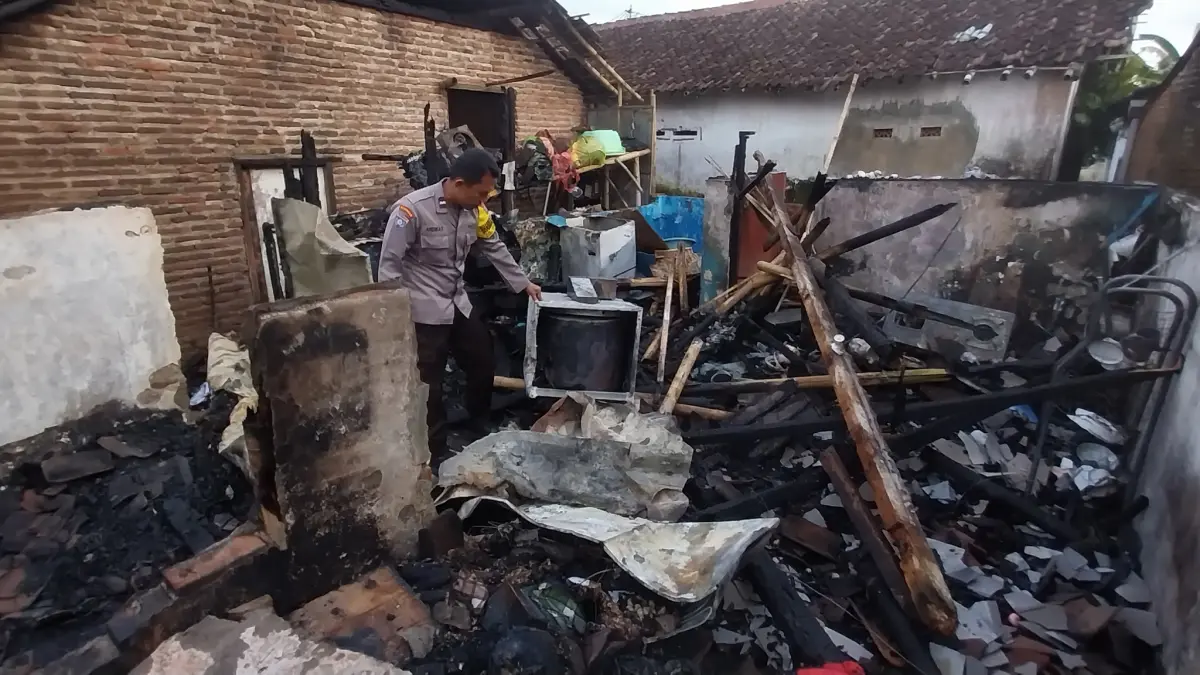 LUDES DILALAP API: Polisi melakukan olah TKP di rumah warga Mangli yang terbakar. (JUMAI/RJ)