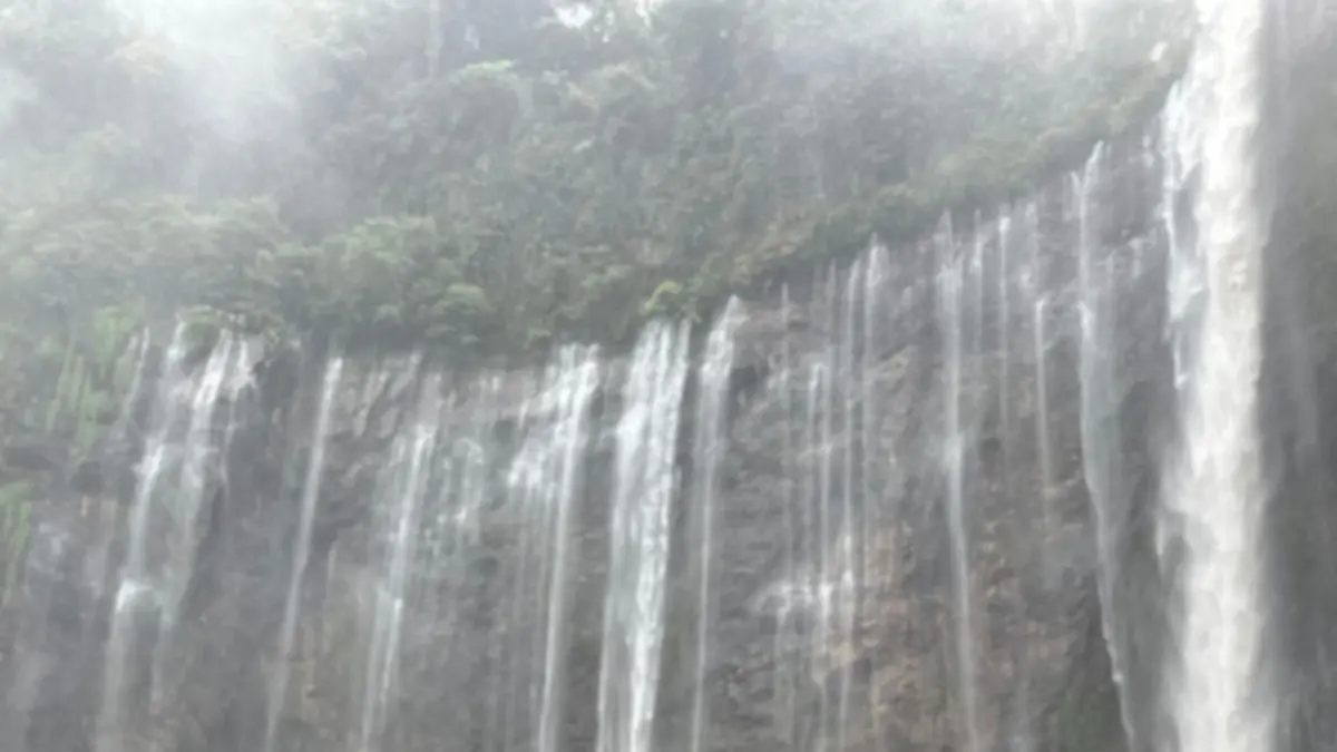 PERKETAT: Pengamanan wisata Tumpak Sewu mulai diperketat untuk menjaga keamanan dan
kenyamanan pengunjung. (ADE APRYANIS)
