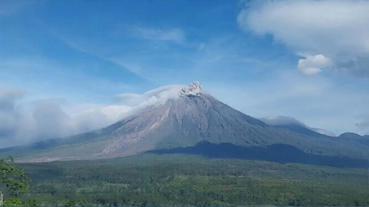 PETUGAS PPGA FOR RAME
RUTIN: Aktivitas Gunung Semeru makin aktif luncurkan letusan di atas 1 Kilometer, kemarin.