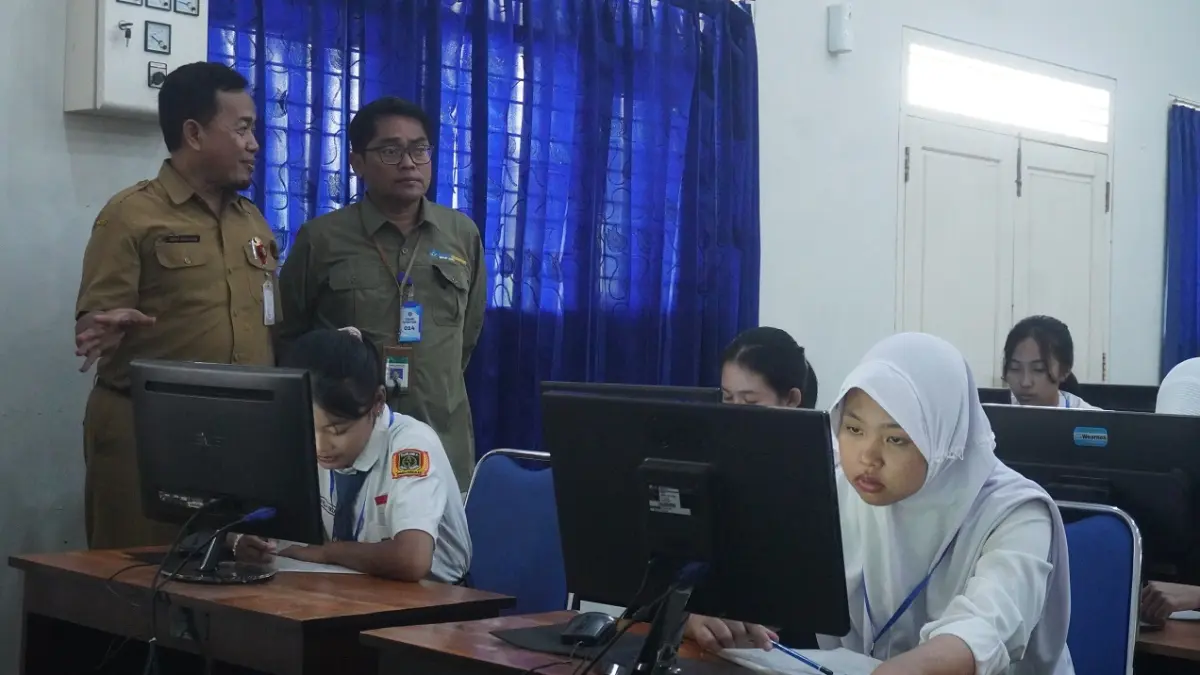 SEMPAT TERKENDALA: Siswa mengerjakan TKA mata pelajaran, kemarin. Hari pertama masih ditemukan sejumlah kendala. (SIDKIN ALI/RADAR JEMBER)