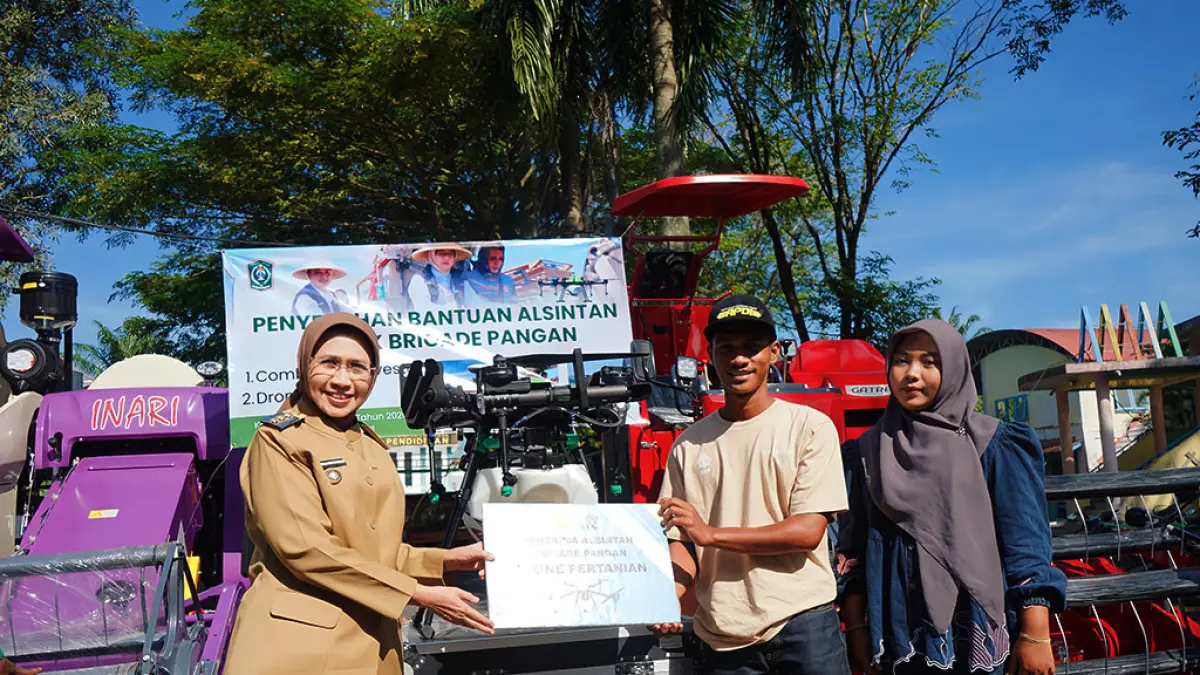 SERAHKAN: Bupati Lumajang Indah Amperawati saat menyerahkan bantuan alat dan mesin
pertanian (alsintan), kemarin.