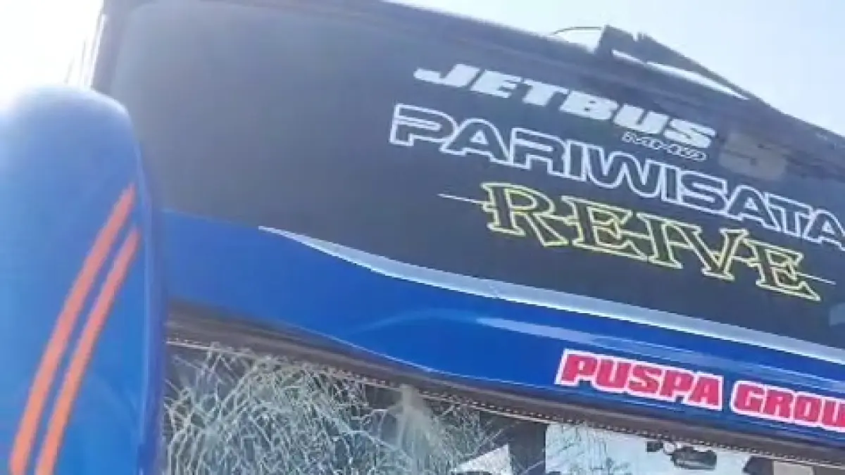 TANGKAPAN LAYAR: Video bus pariwisata dihantam batu oleh orang tak dikenal mengakibatkan kaca depan bus pecah.