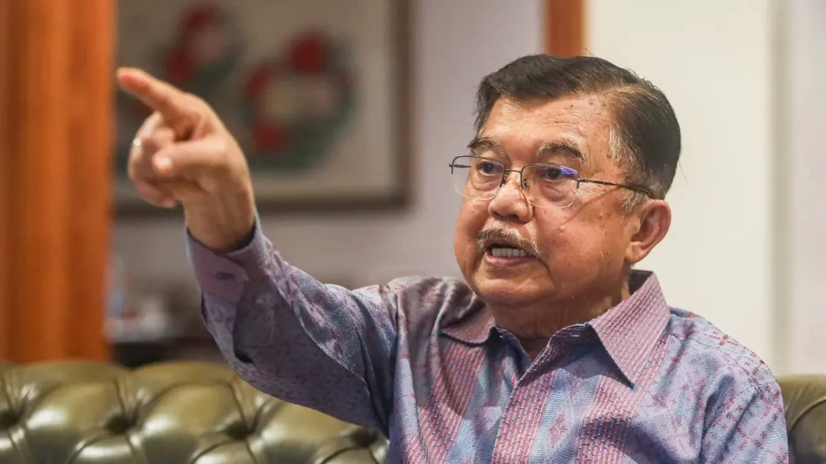 Wakil Presiden ke-10 RI, Jusuf Kalla, sebut tudingan sebagai donatur kasus ijazah Jokowi adalah fitnah, dan bakal melaporkan penyebarnya. (SALMAN TOYIBI/JAWA POS) 