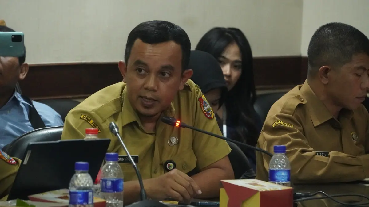 "Arah kebijakan ini kami susun untuk menciptakan SDM yang unggul, berdaya saing, dan mampu menjawab tantangan ke depan. Karena pembangunan tidak hanya soal infrastruktur, tetapi juga kualitas manusianya." ERWIN PRASETYO, Kabid Pemerintahan dan Pembangunan Manusia Bapperida Jember. (SIDKIN ALI/RADAR JEMBER)