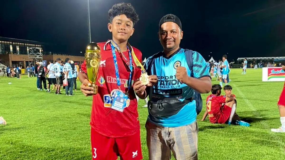 Akmal Faisal Alvaro (kiri) bersama sang ayah Aipda Faisal Amir menunjukan medali yanh didapat dalam Bali7’s International Youth Football Tournament 2026.