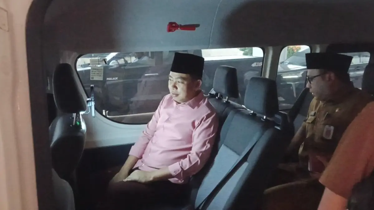 BUDAYAKAN ROMBONGAN: Gus Fawait bersama satu mobil dengan sejumlah kepala OPD, saat memulai melangsungkan Bunga Desaku Mumbulsari, berangkat dari Kantor Pemkab Jember, Senin (6/04). (MAULANA/RADAR JEMBER)