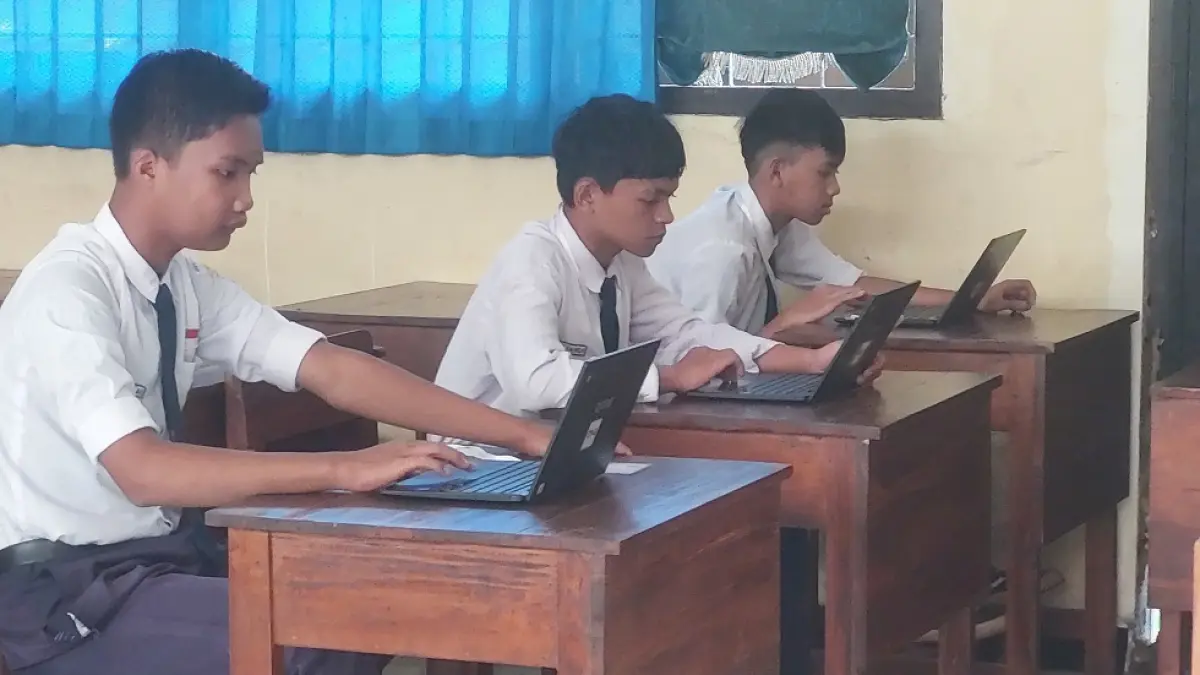 FOKUS: Siswa SMPN 5 Jember yang mengikuti TKA. Walau yang ujian hanya tiga siswa, tapi sekolah tersebut tetap melaksanakan di sekolahnya sendiri. (JUMAI/RADAR JEMBER)