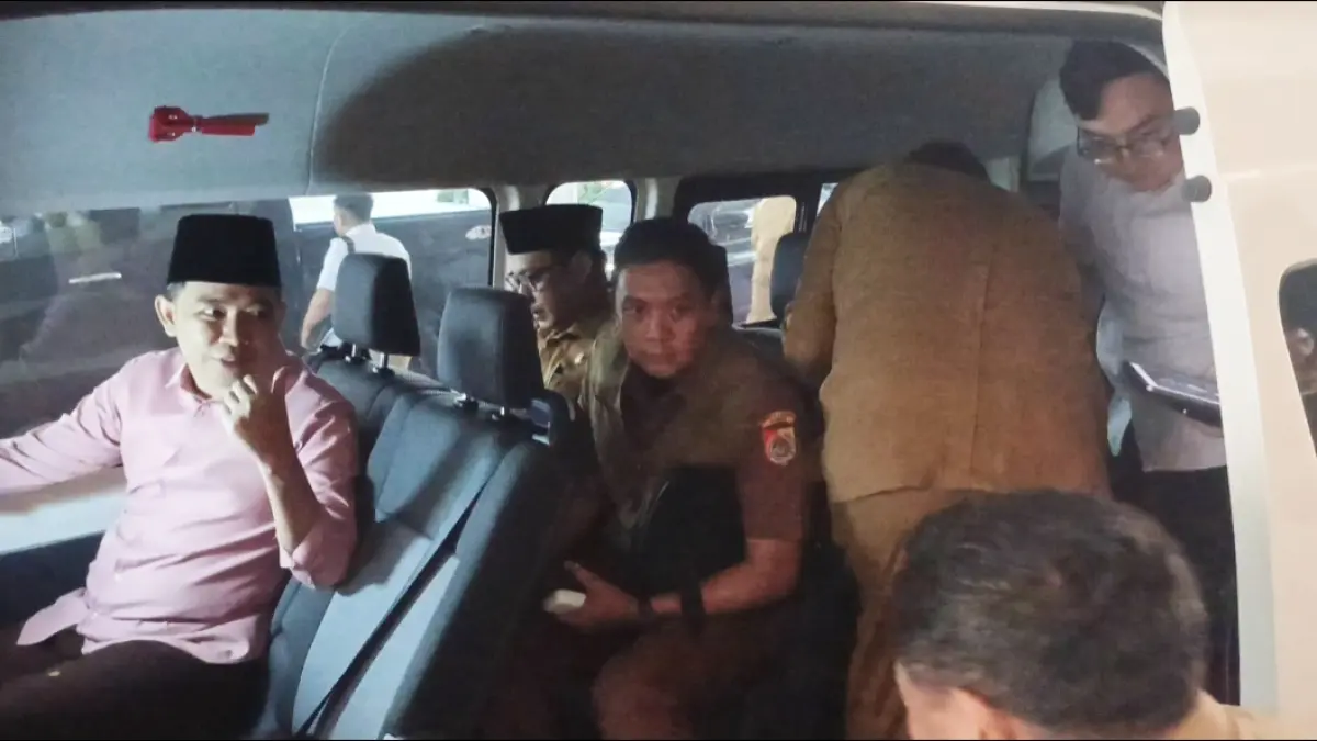 Gus Fawait menunggangi minibus bersama sejumlah kepala OPD saat hendak berangkat ke Bunga Desaku Mumbulsari, dari Kantor Pemkab Jember, Senin (6/4/2026). (Foto: Maulana/Radar Jember)